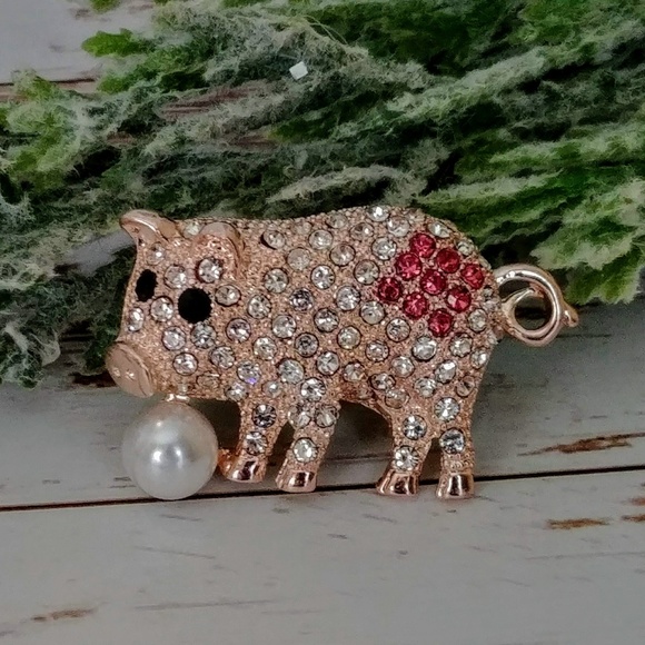 Jewelry - Perfect Pearl Pig Pin